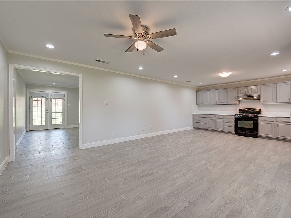 1st image of 304 Oak Dr