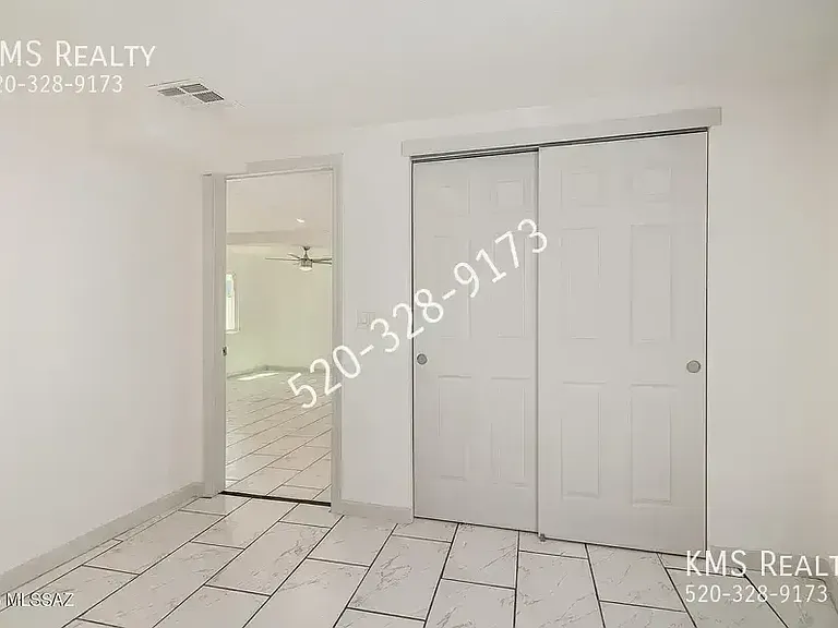 2429 E Cameron Vis — Photo 10