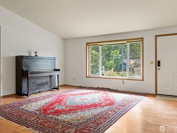 4th image of 70 E Sycamore Place