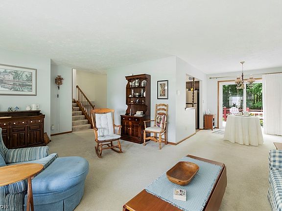 3rd image of 91 Country Green Dr
