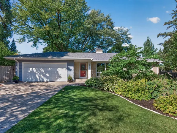 2451 Sheldon St, Roseville, MN 55113