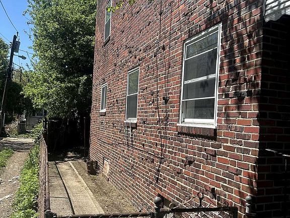 3rd image of 1169 Magnolia Ave