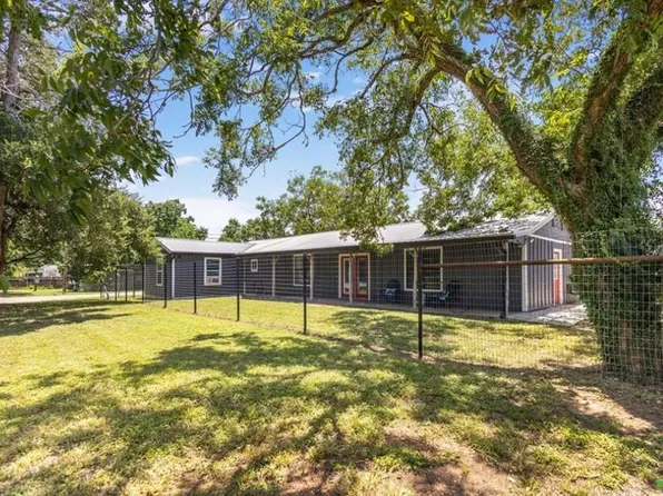 219 Burt St, Yoakum, TX 77995