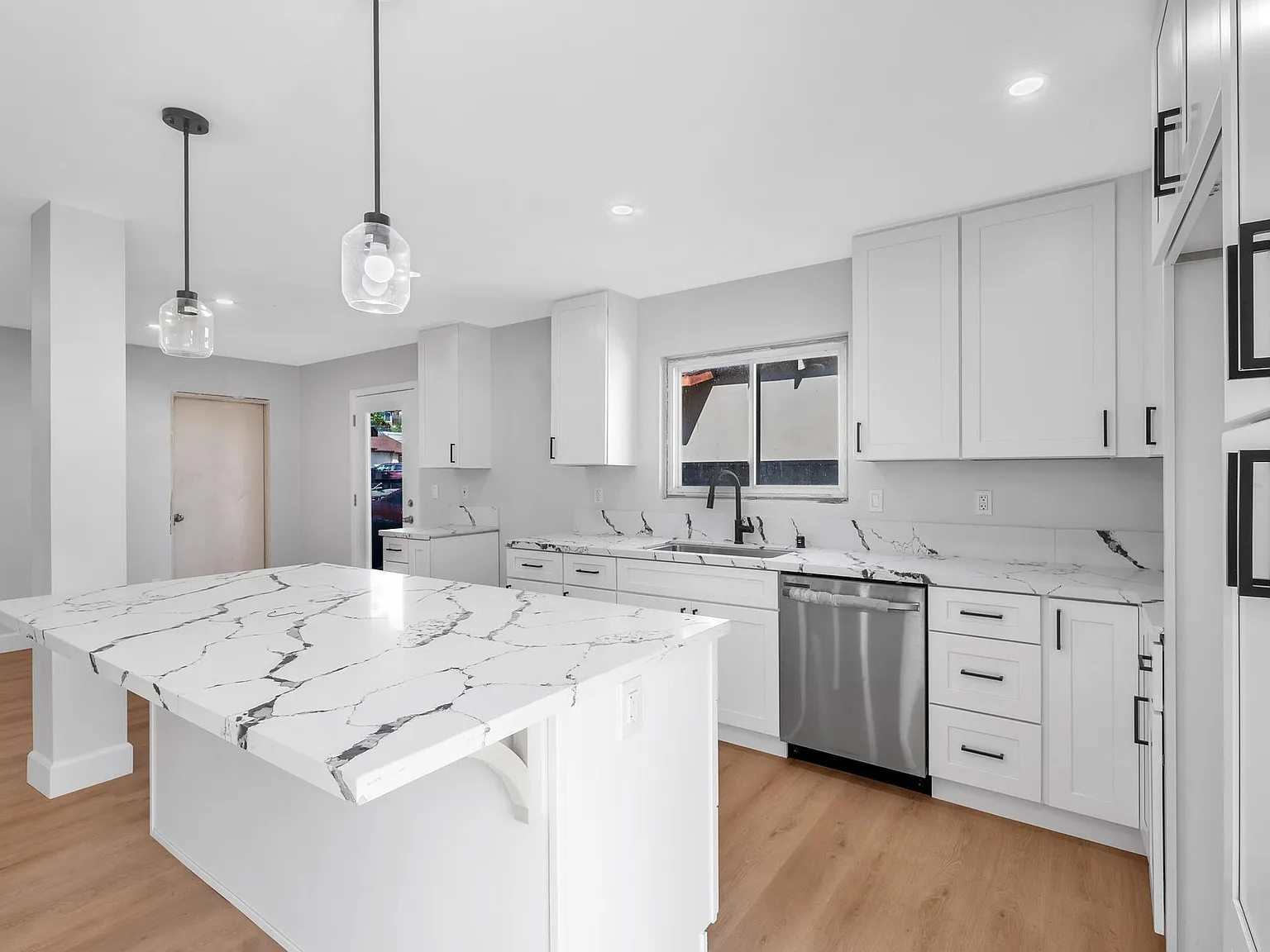 3 bed, 1225 sqft, $4,195 — Photo 2