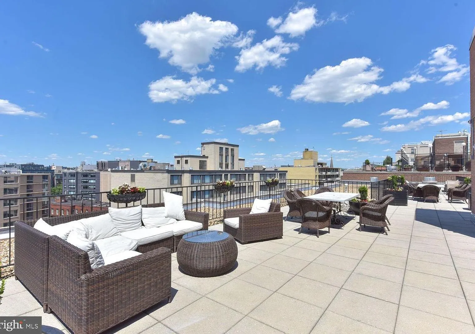 Renovated Logan Circle Studio Apartment W/Parking Available, Rooftop Pool, Front Desk, & More! — Photo 3