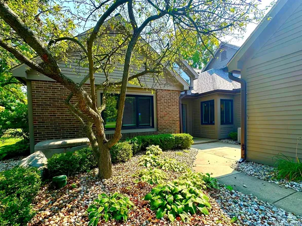 4674 Cottonwood Dr, Ann Arbor, MI 48108