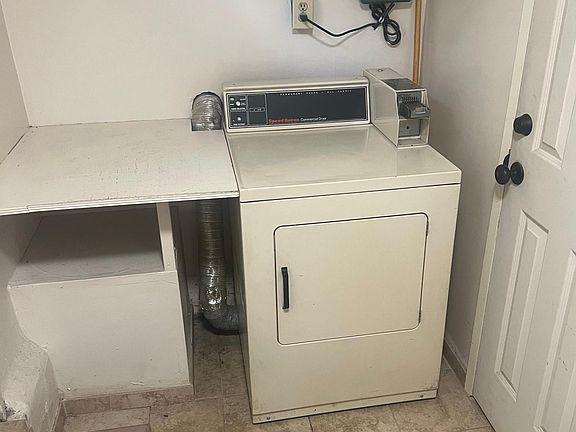 6227 Greenleaf W Communal Laundry Room Dryer