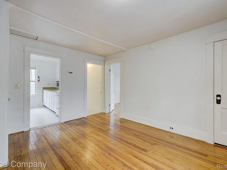 245 W Webster Ave — Photo 16