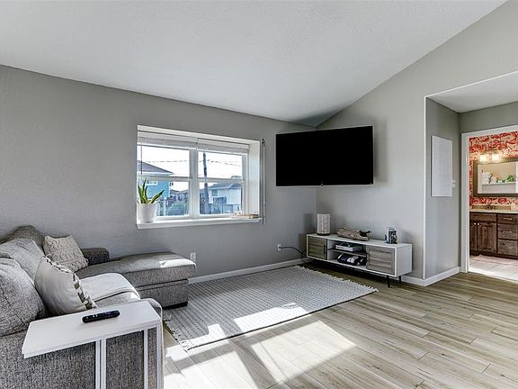 5th image of 461 Pompano Street