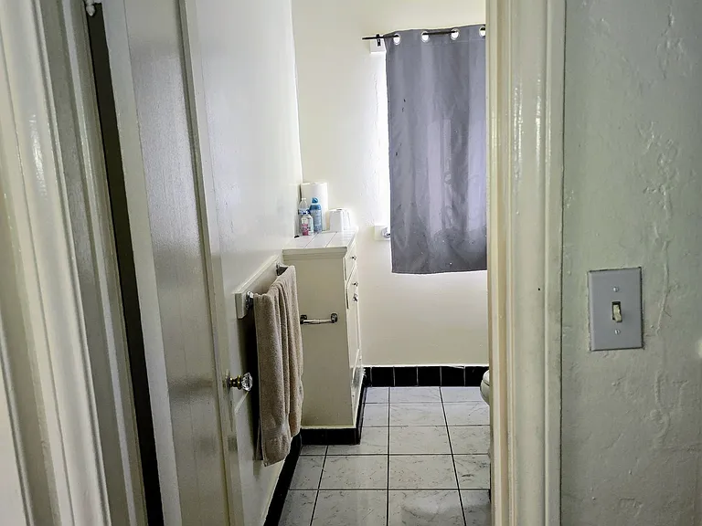 2422 E 7th St #1/2 — Photo 17