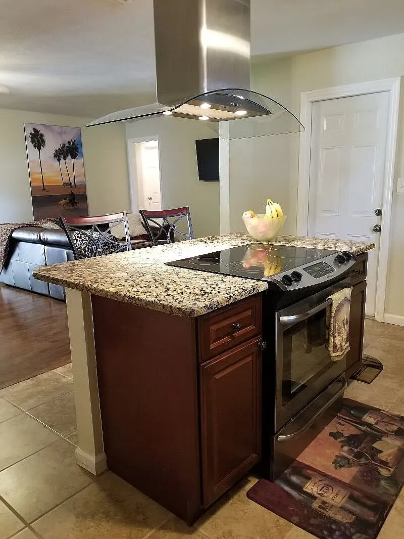 3 bed, 2.0 bath, 2258 sqft, $3,200 — Photo 3