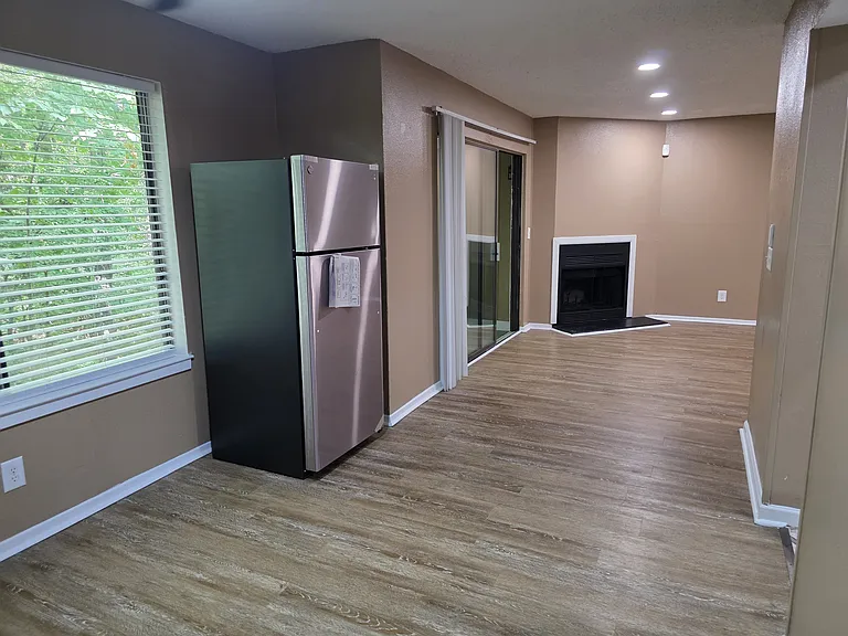 712 Seasons Pkwy — Photo 2