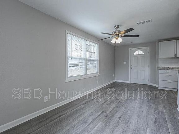 2nd image of 805 E Albert Ave