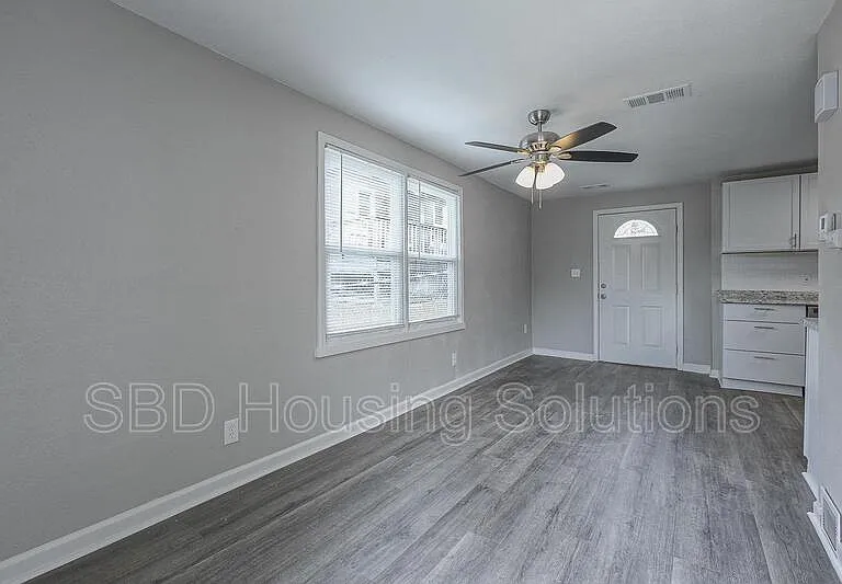 805 E Albert Ave — Photo 2
