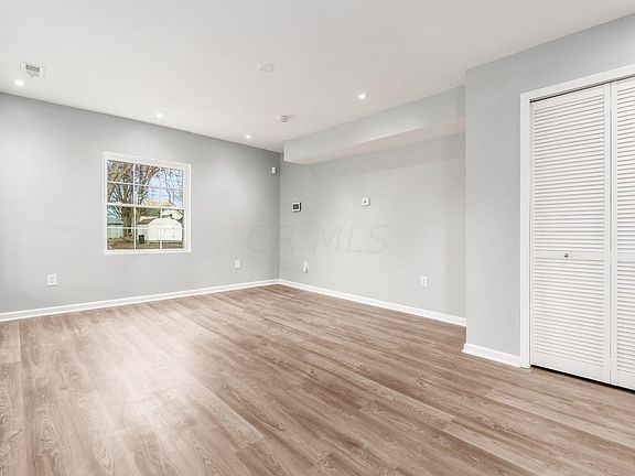 3rd image of 275 Vine St E