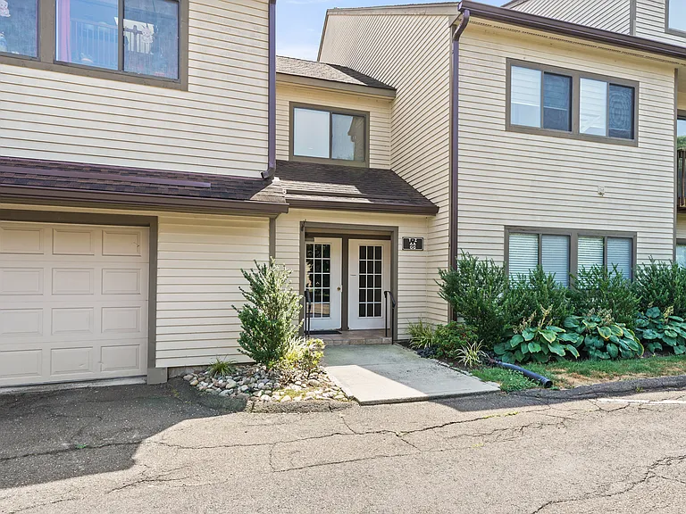 2435 Bedford St #21 — Photo 20