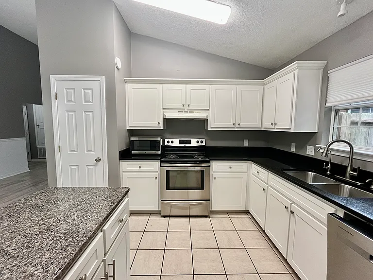 1232 Greystone Ln — Photo 22
