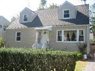 237 Sheridan St, Westbury, NY 11590