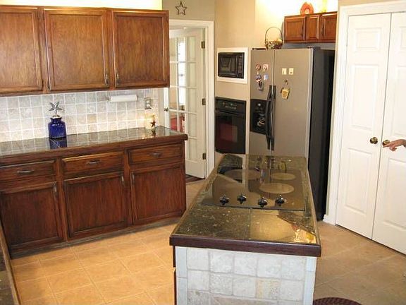 Kitchen w/black granite