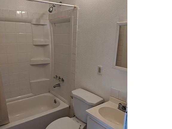 4th image of 1221 W 87th St