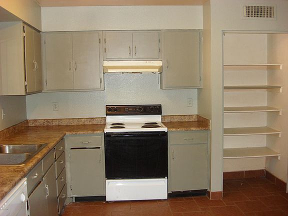 3rd image of 7122 W Wilshire Dr