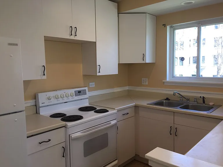 327 Wisconsin Ave — Photo 2