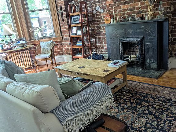 Front room, can be used as living room or bedroom