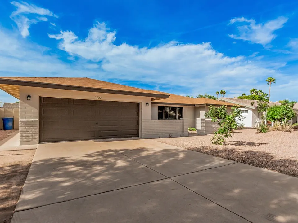 1922 E Laguna Dr