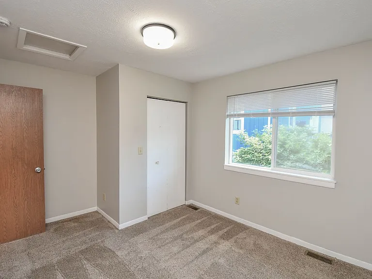 1115 N Duluth Ave — Photo 18
