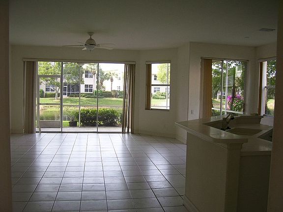 4th image of 946 Carrick Bend Cir