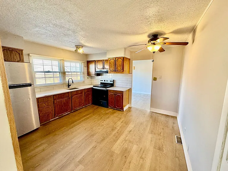 77 Executive Ln — Photo 8