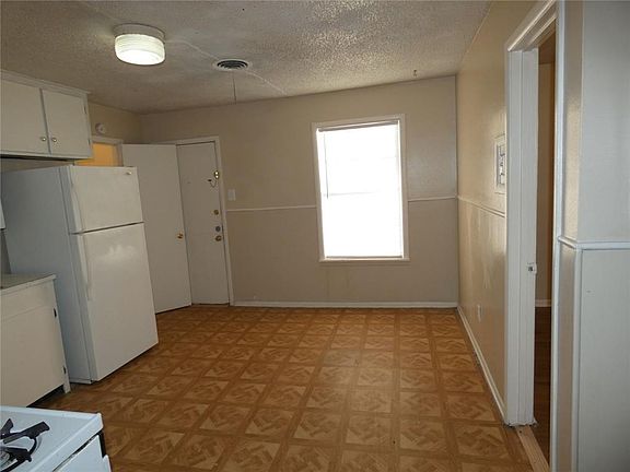 3rd image of 967 N Bowie Dr