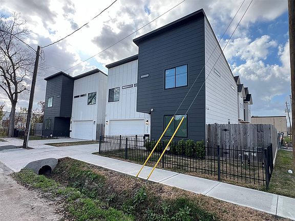 5th image of 220 E 37th St