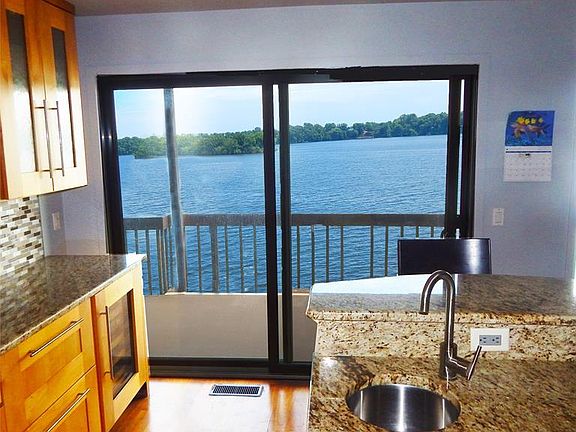 4th image of 812 Cliffs Dr APT 201
