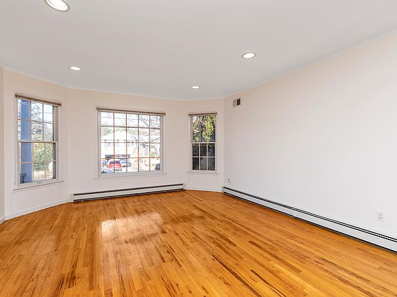 3rd image of 36 Harbor Hills Dr