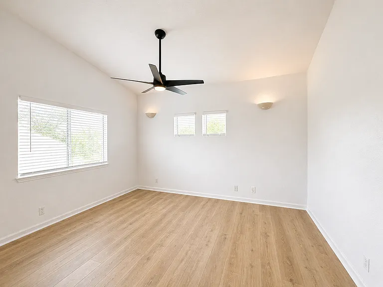 920 Keith Ln — Photo 30