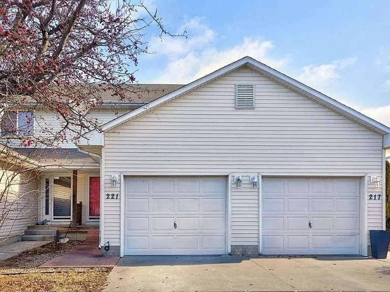221 N Cherokee Dr — Photo 1
