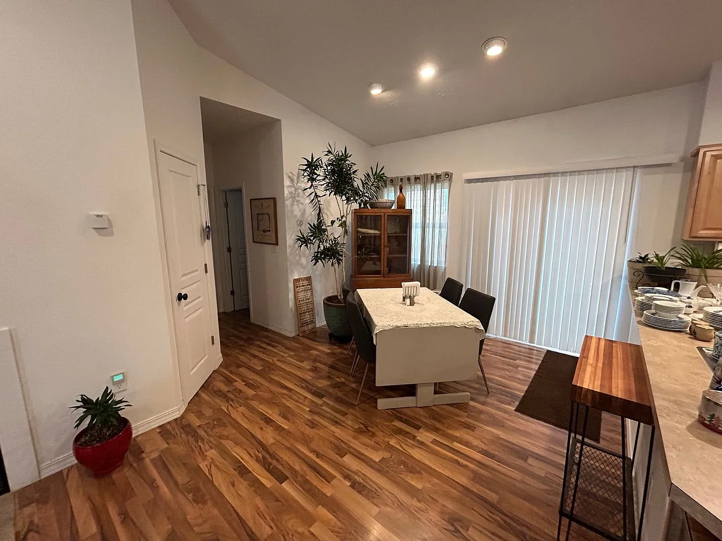 Spacious 2-Bedroom, 1.5-Bath Home in Hamilton — Photo 3