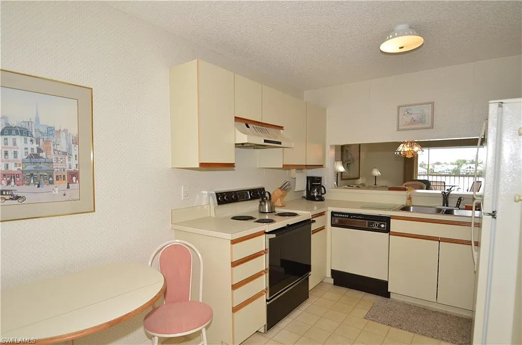 2 bed, 2.0 bath, 1490 sqft, $5,600 — Photo 2