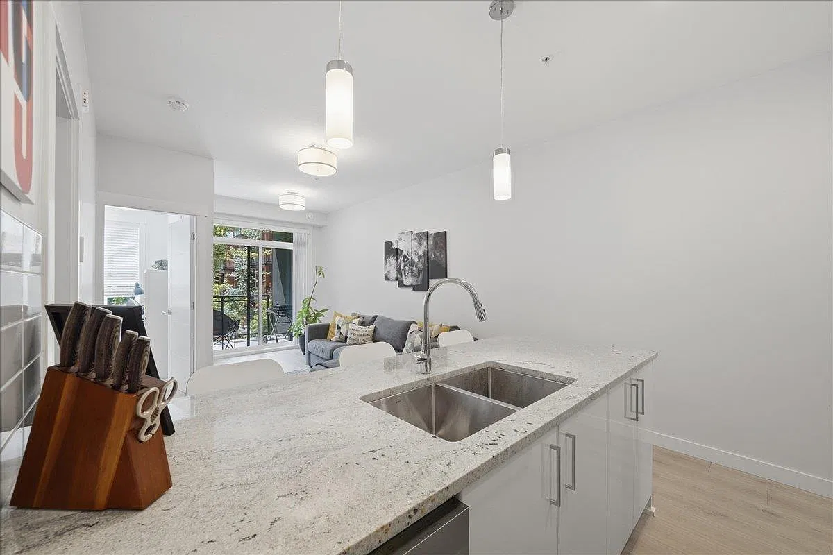 2 bed, 2.0 bath, 738 sqft, $2,195 — Photo 4