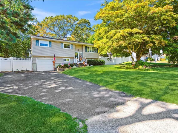 14 N. Morris Ave, Farmingville, NY 11738