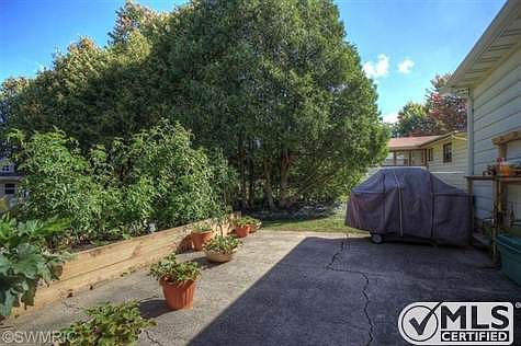 3rd image of 209 North Dr E