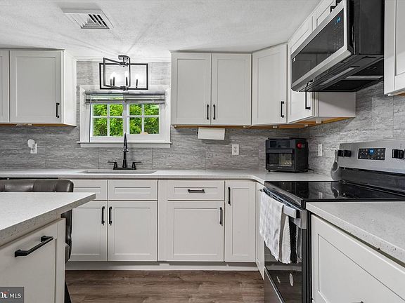 5th image of 2733 Monmouth Rd