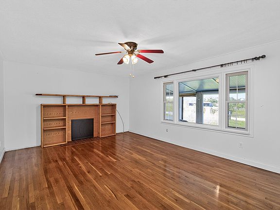 3rd image of 476 College Hill Rd