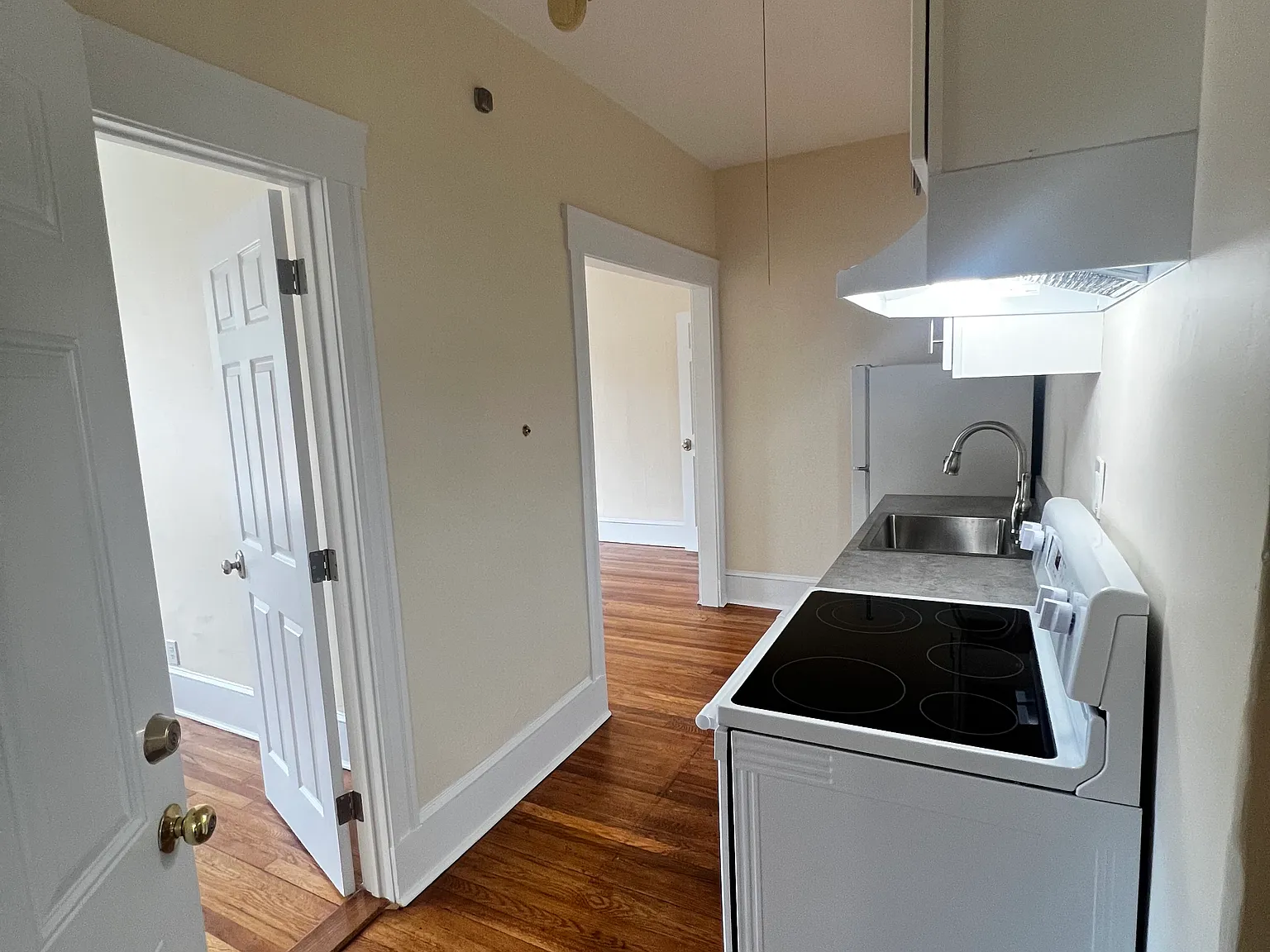 2 bed, 750 sqft, $3,000 — Photo 4