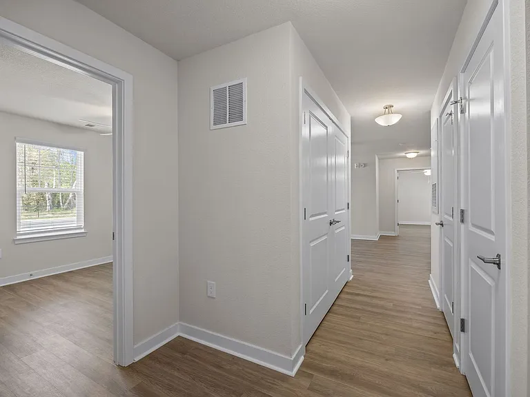 Harbor Village Apartments — Photo 33