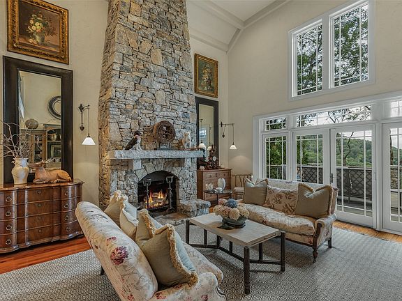 3rd image of 812 Ravenel Ridge Road