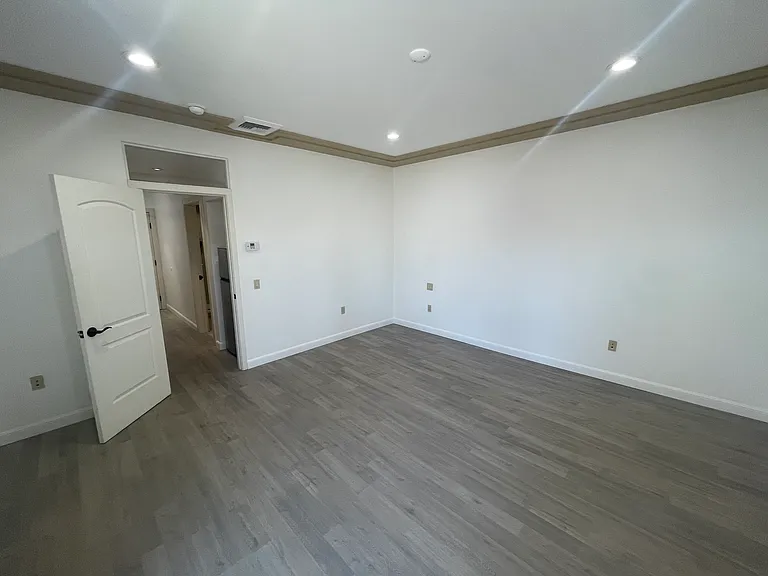 1044 Wall St #35 — Photo 8