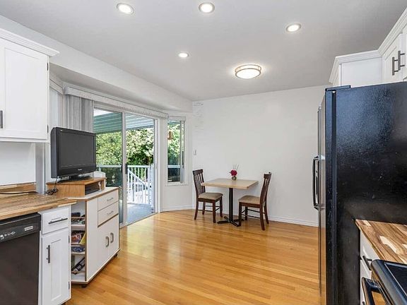 5th image of 23053 125a Ave