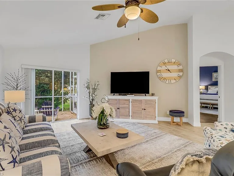 1106 Jardin Dr — Photo 3